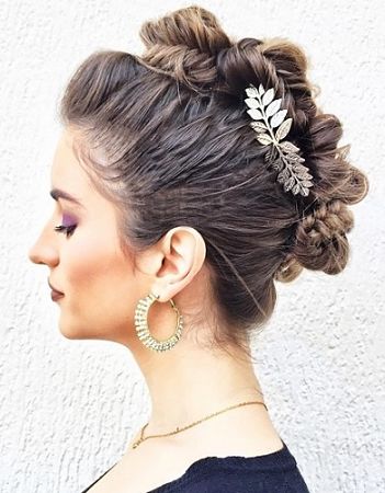 Chic Messy Updo With Side Flicks that every bride with round face can try!  | Bridal hair buns, Engagement hairstyles, Hair style on saree